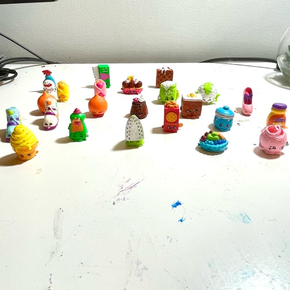 Assorted Set of 23 AUTHENTIC Season 2 Shopkins - Picture 2 of 2